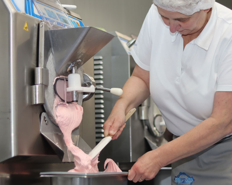 Über uns 5 Erdbeereis wird abgefüllt