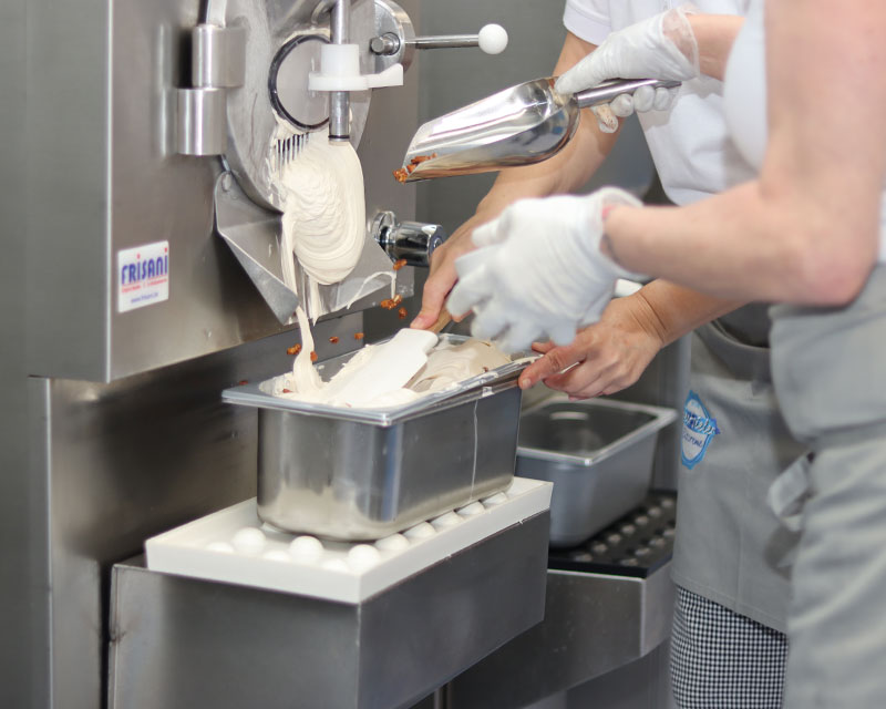 Qualität & Nachhaltigkeit 3 Gebrannte Mandel Eis wird abgefüllt